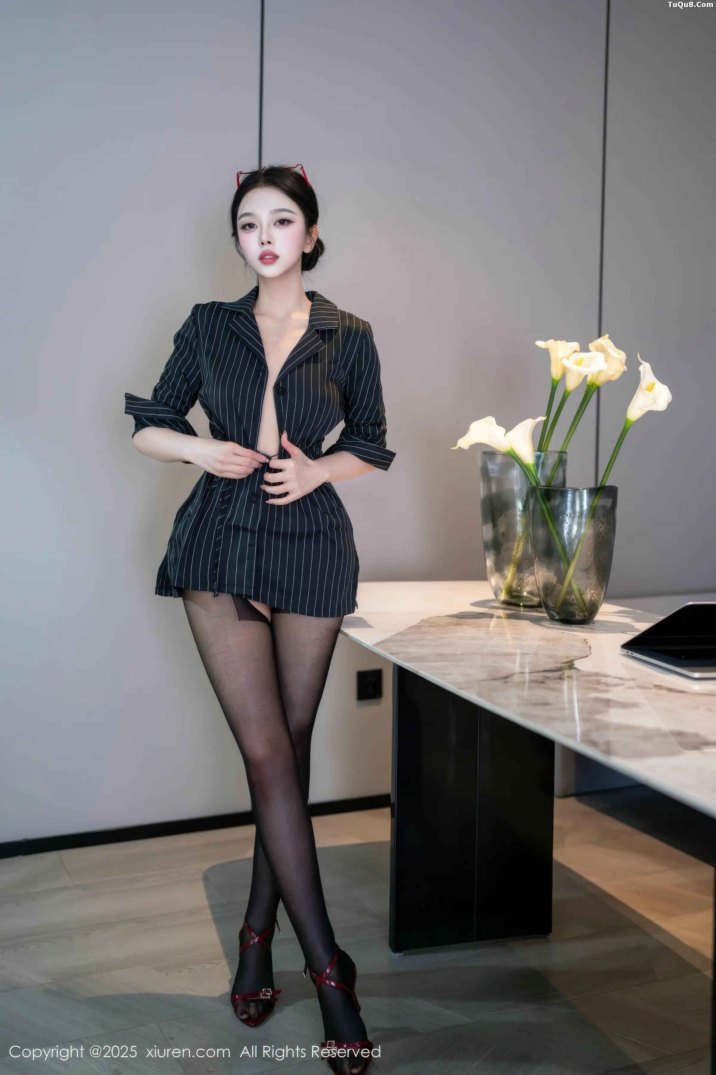   [XiuRen]高清写真图 2025.12.26 No.11160 诺诺子 开档黑丝第28张图片