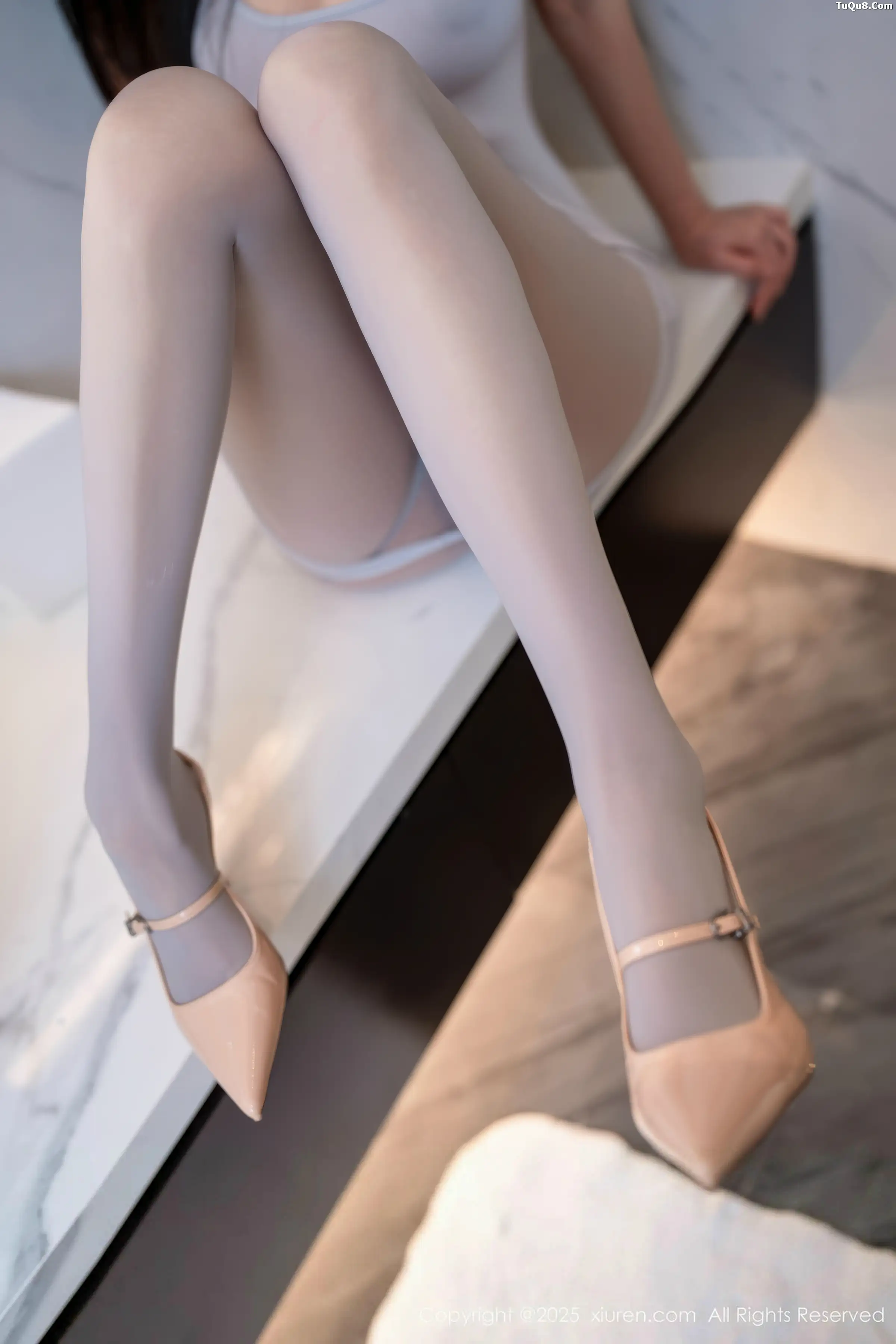   [XiuRen]高清写真图 2025.12.30 No.11174 shelly诗莉 灰色丝袜第10张图片