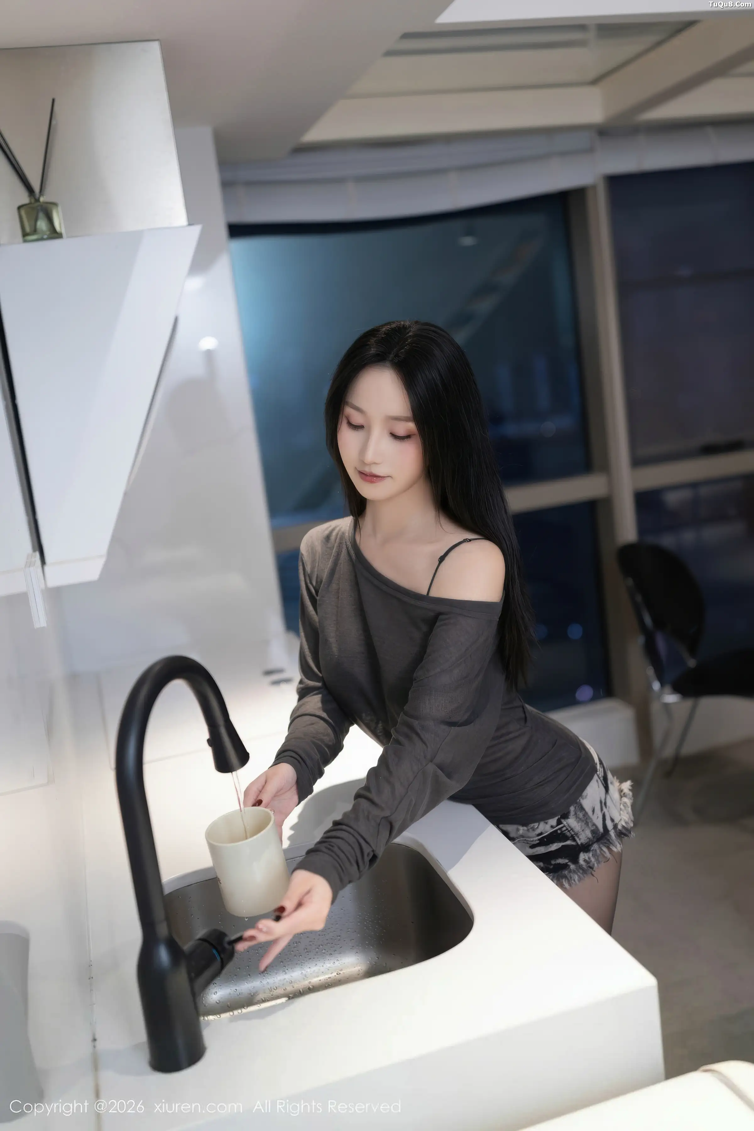   [XiuRen]高清写真图 2026.01.07 No.11202 杏子Yada 黑色情趣内衣第2张图片