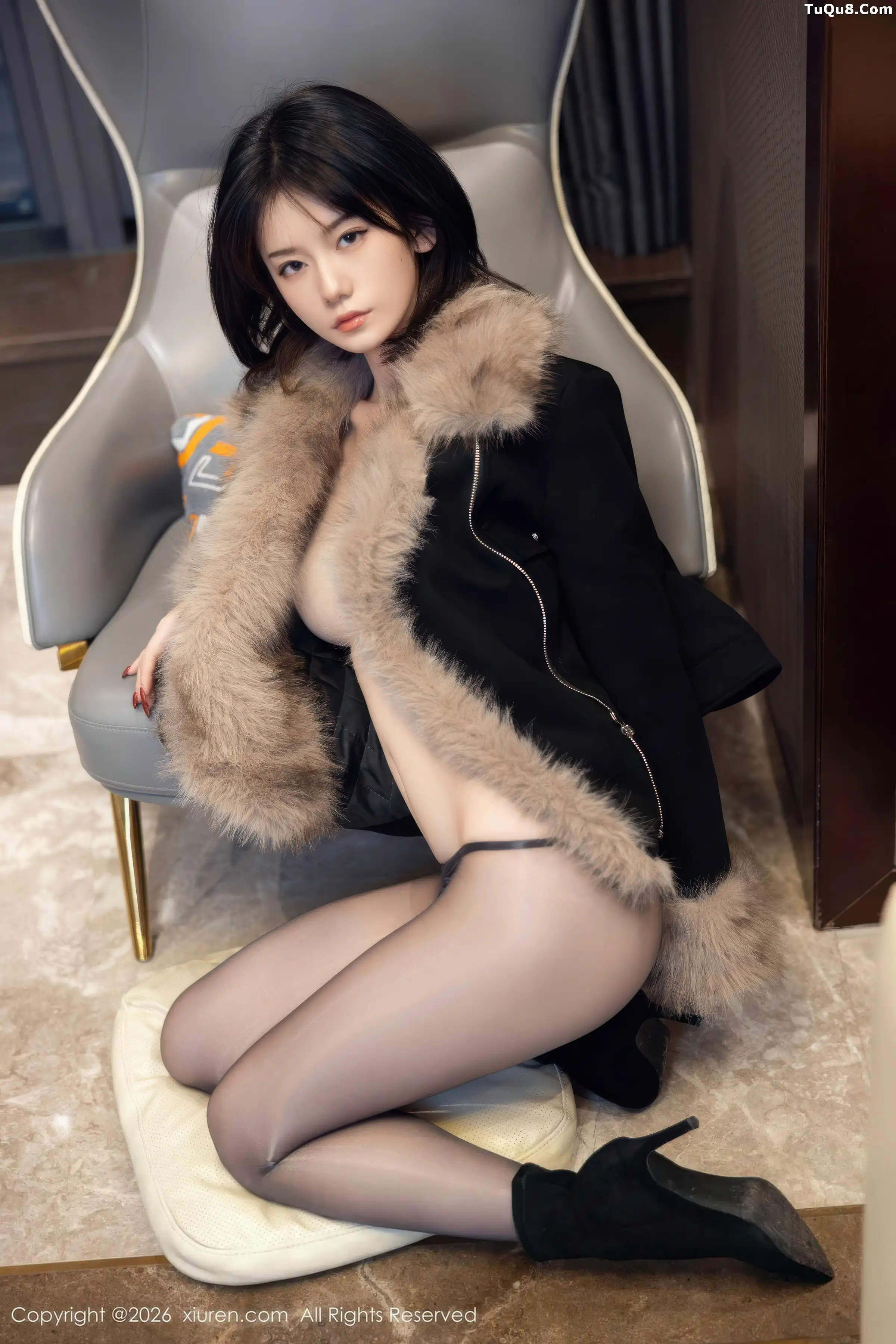   [XiuRen]高清写真图 2026.01.09 No.11215 凌七七 超薄无内黑丝第42张图片