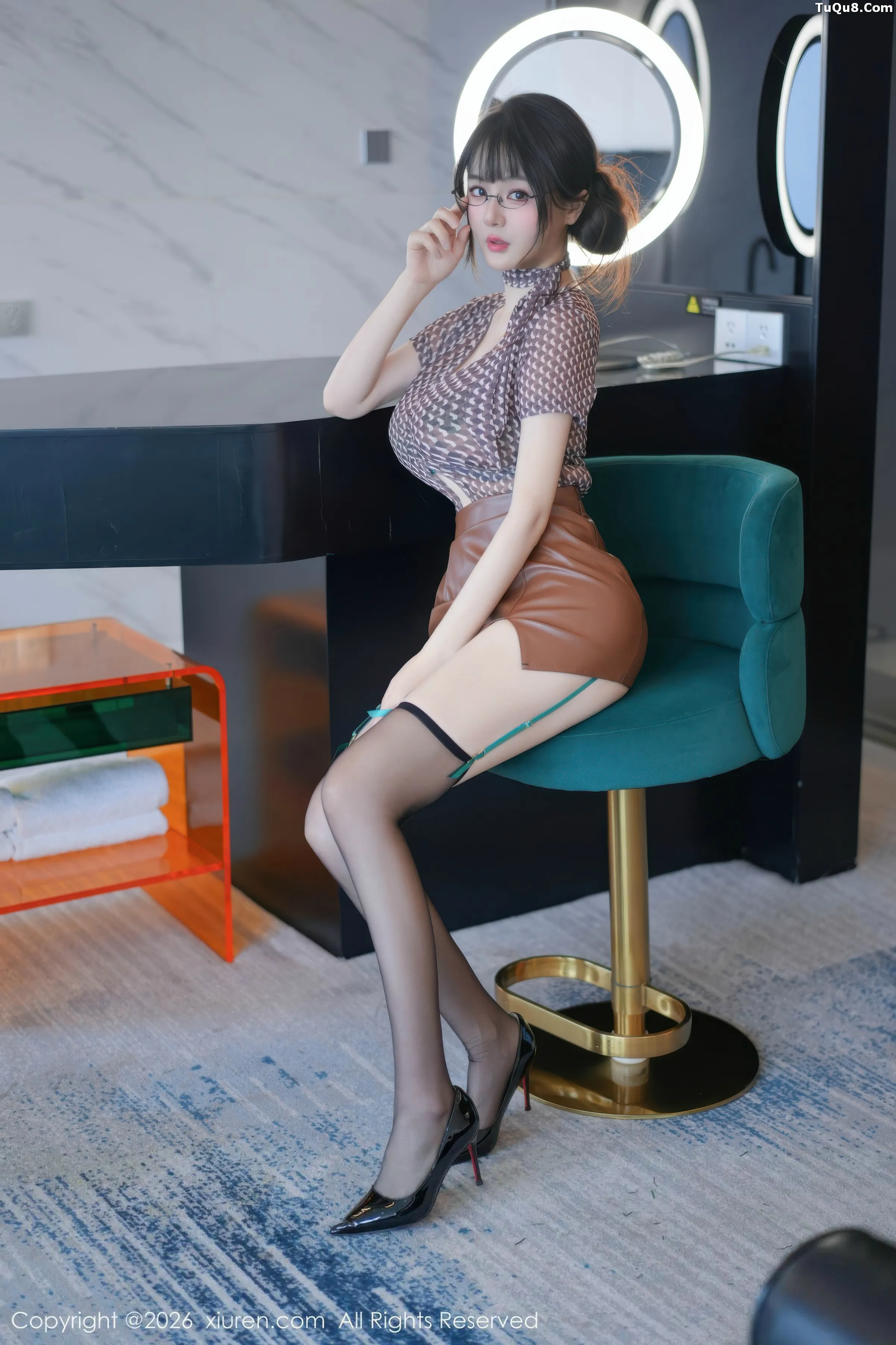   [XiuRen]高清写真图 2026.01.23 No.11268 沈南汐RuRu 棕色短裙第3张图片