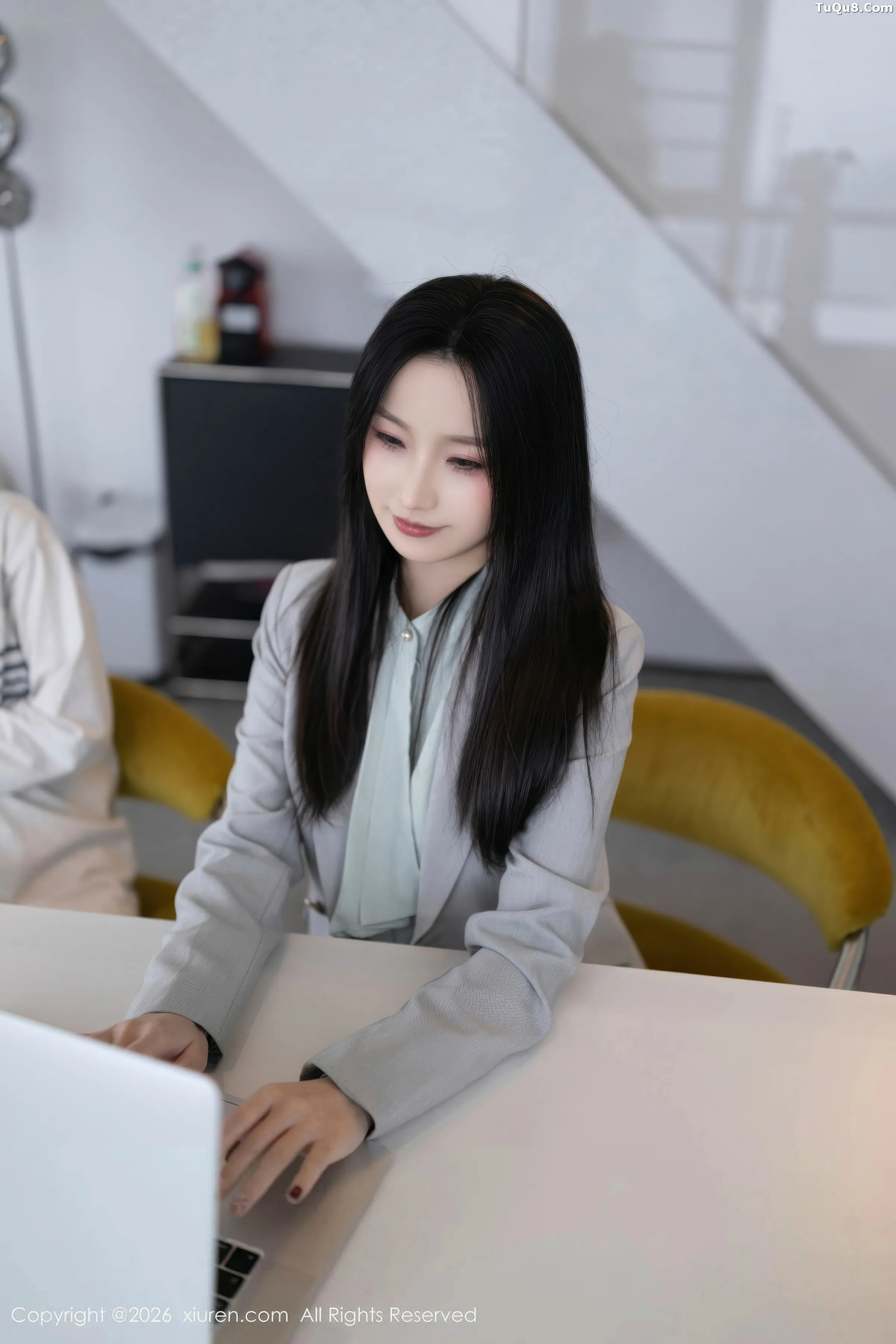   [XiuRen]高清写真图 2026.01.28 No.11285 杏子Yada 性感OL服饰第3张图片