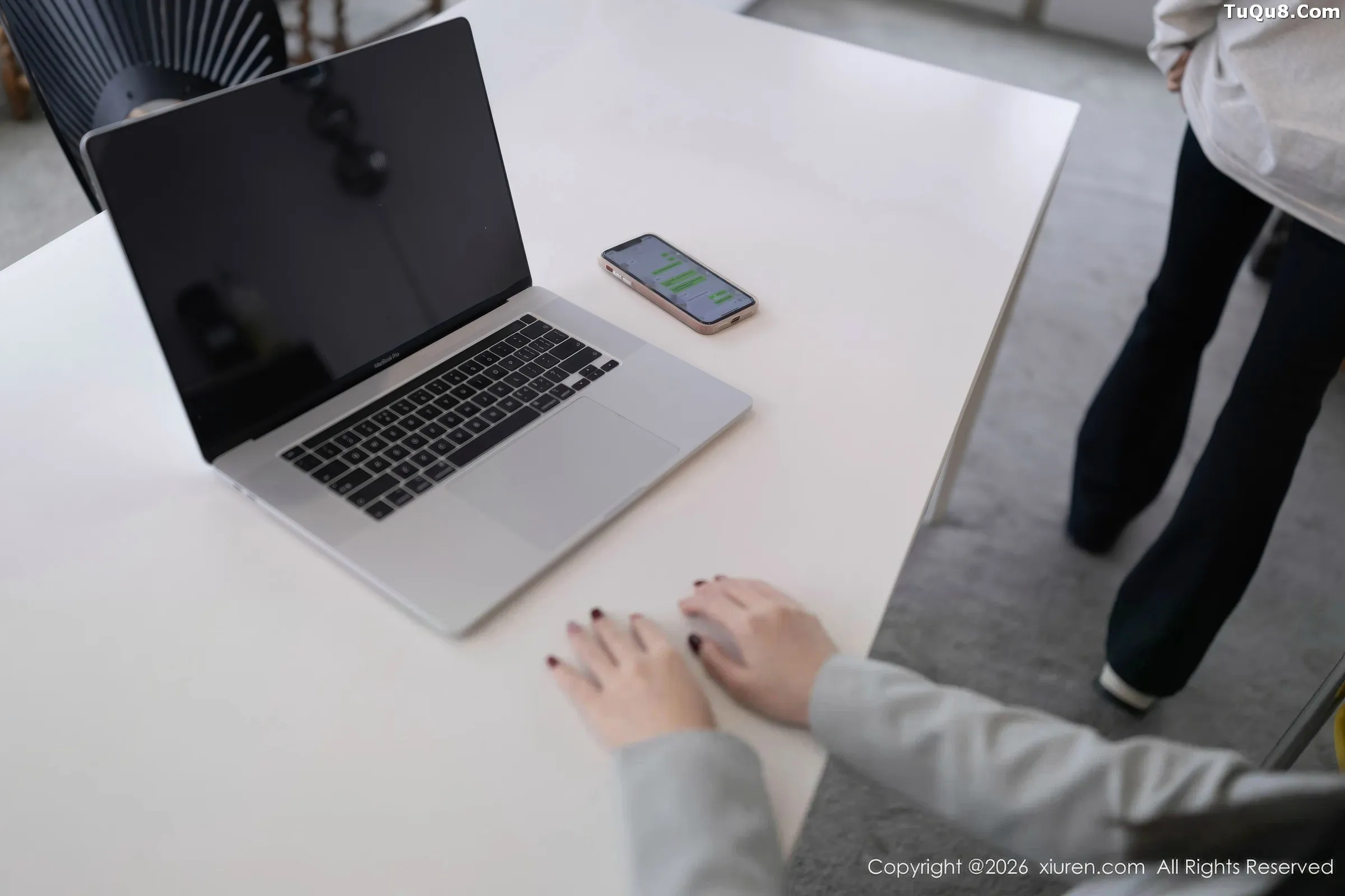   [XiuRen]高清写真图 2026.01.28 No.11285 杏子Yada 性感OL服饰第4张图片