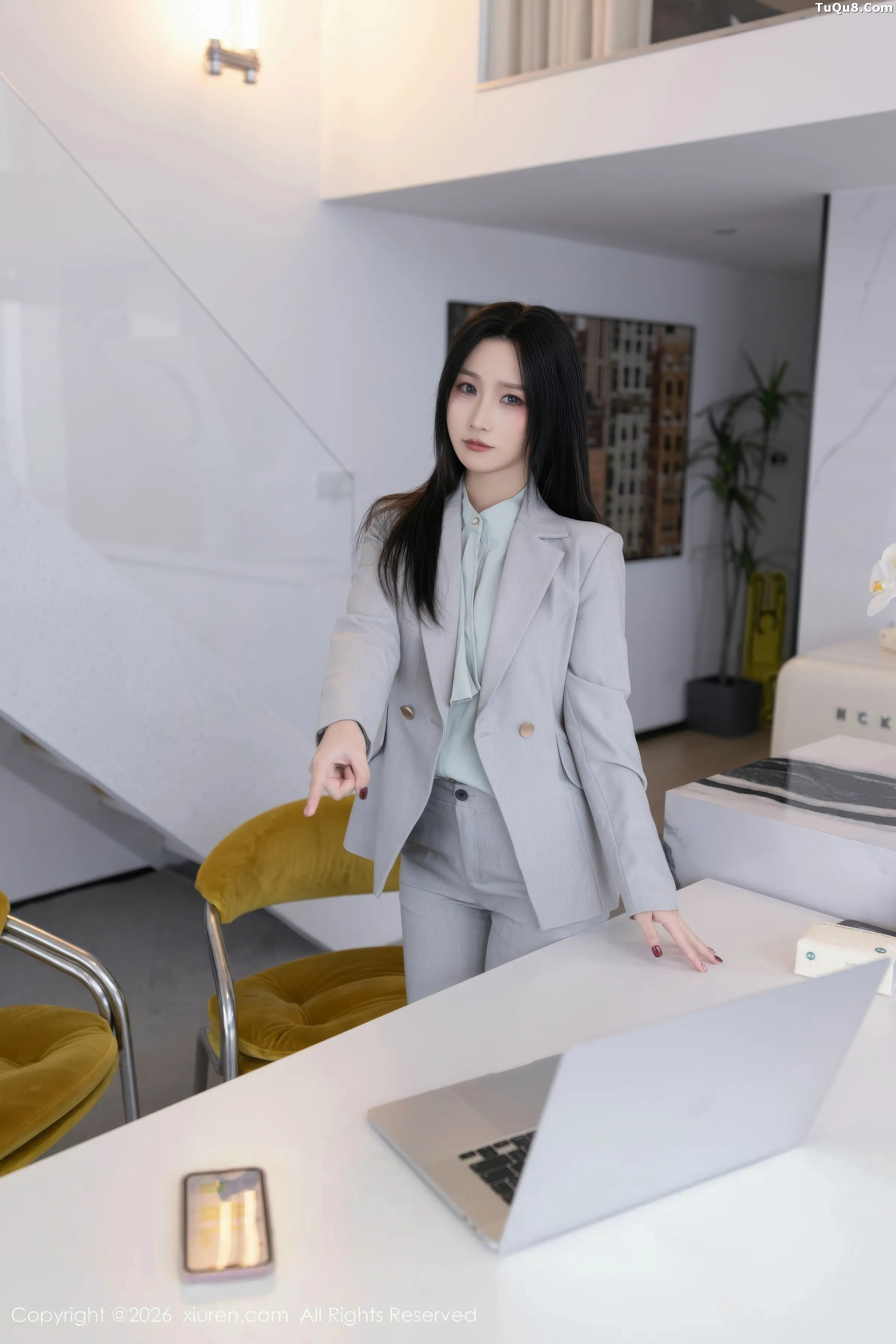   [XiuRen]高清写真图 2026.01.28 No.11285 杏子Yada 性感OL服饰第7张图片