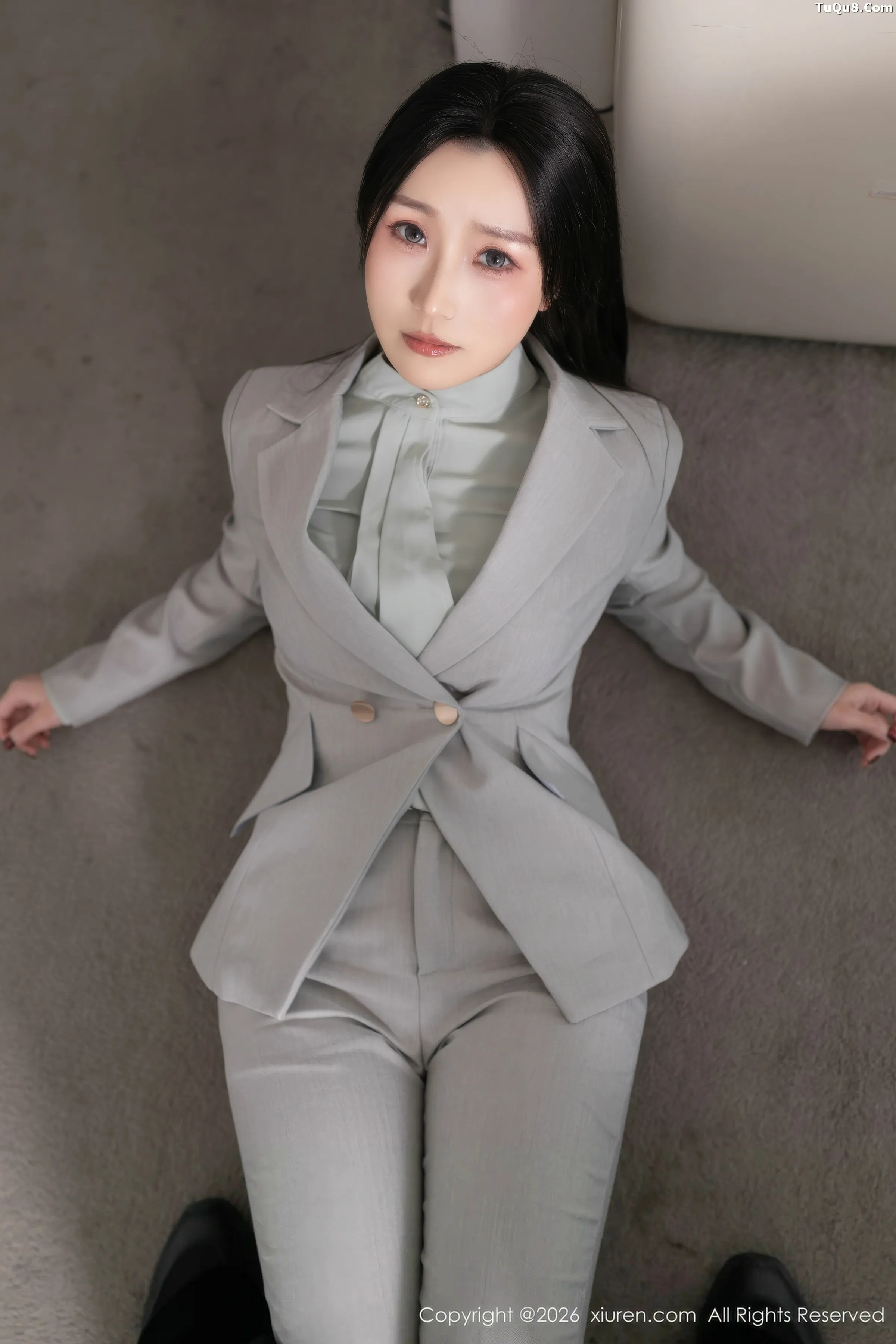   [XiuRen]高清写真图 2026.01.28 No.11285 杏子Yada 性感OL服饰第11张图片