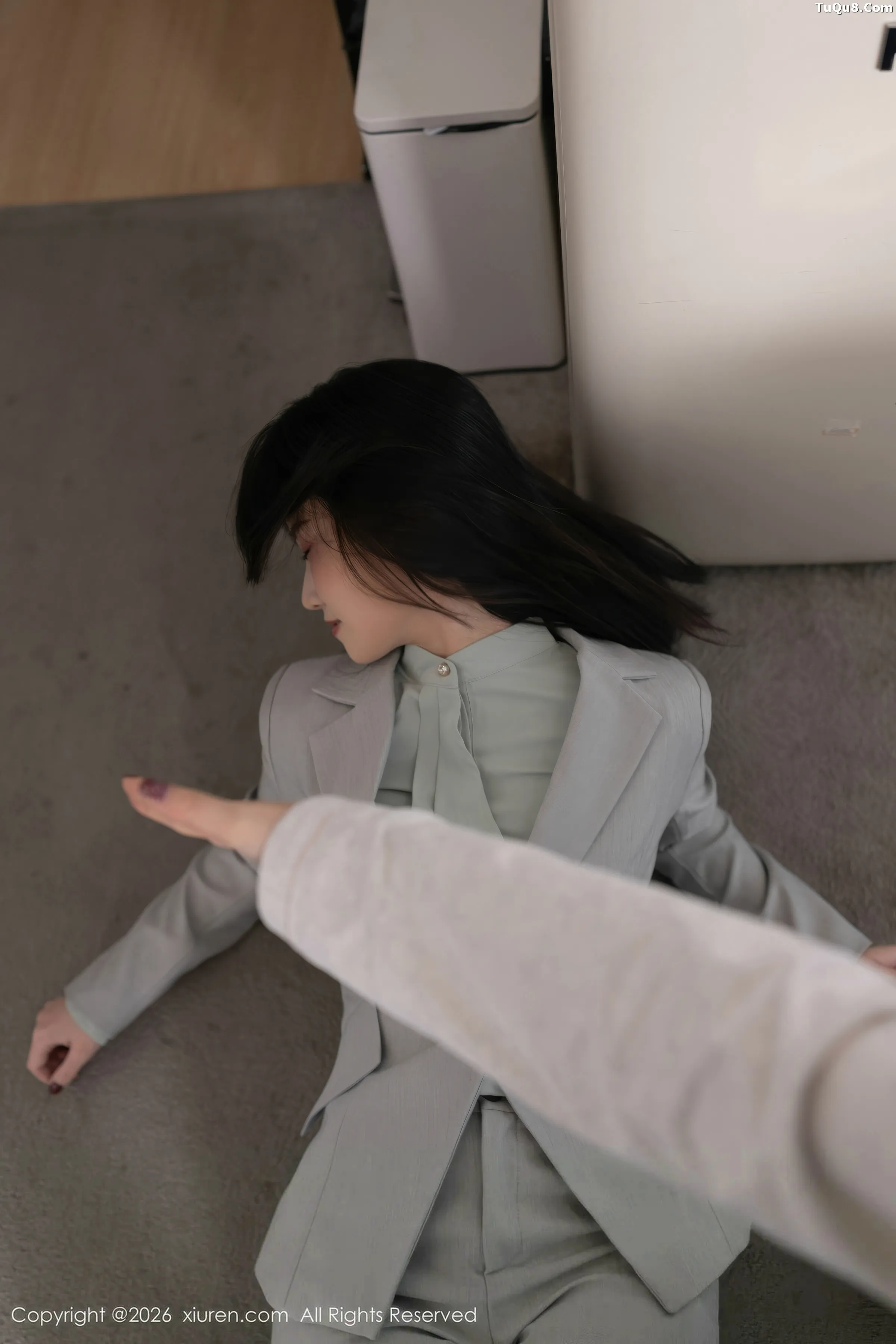   [XiuRen]高清写真图 2026.01.28 No.11285 杏子Yada 性感OL服饰第12张图片