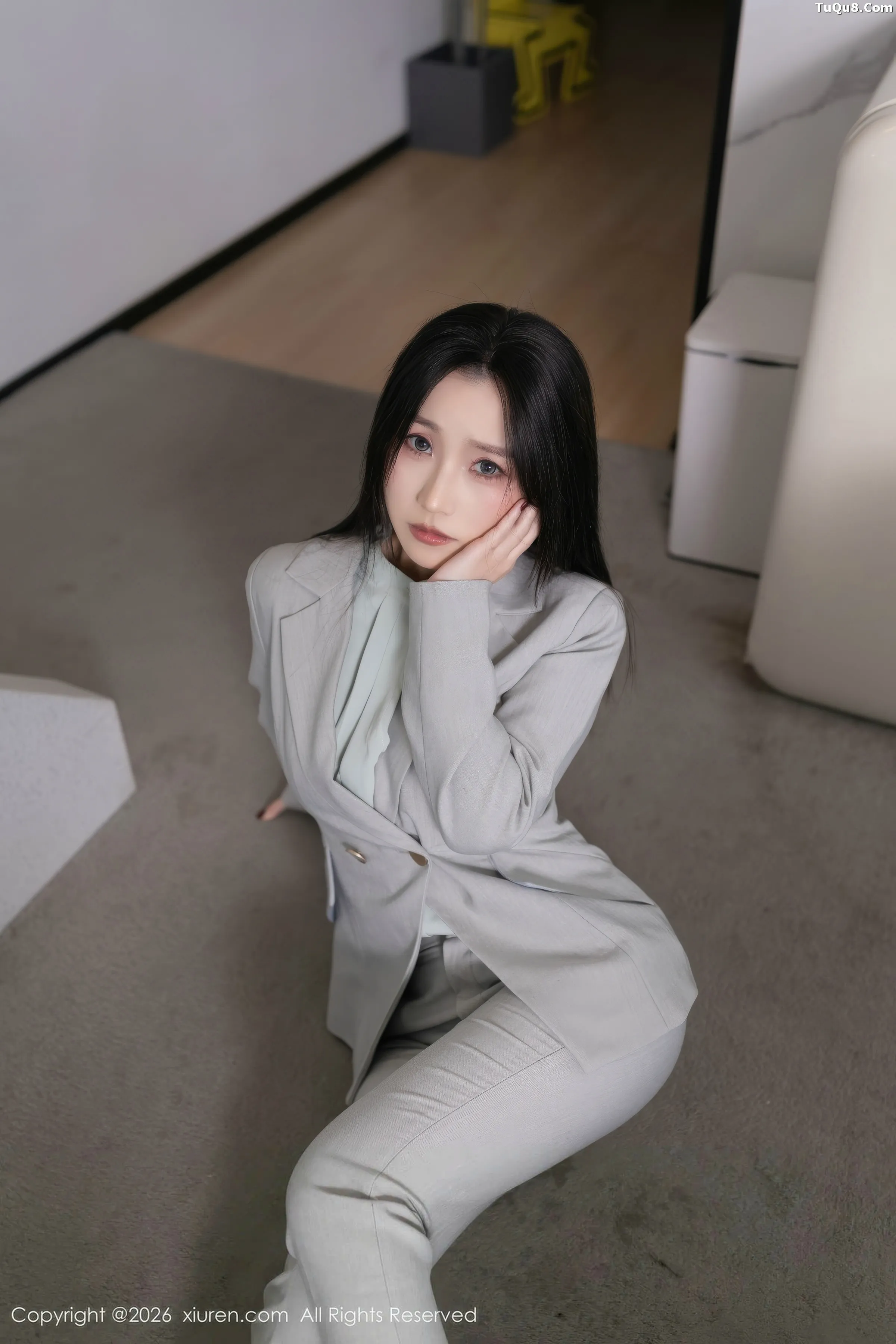   [XiuRen]高清写真图 2026.01.28 No.11285 杏子Yada 性感OL服饰第13张图片