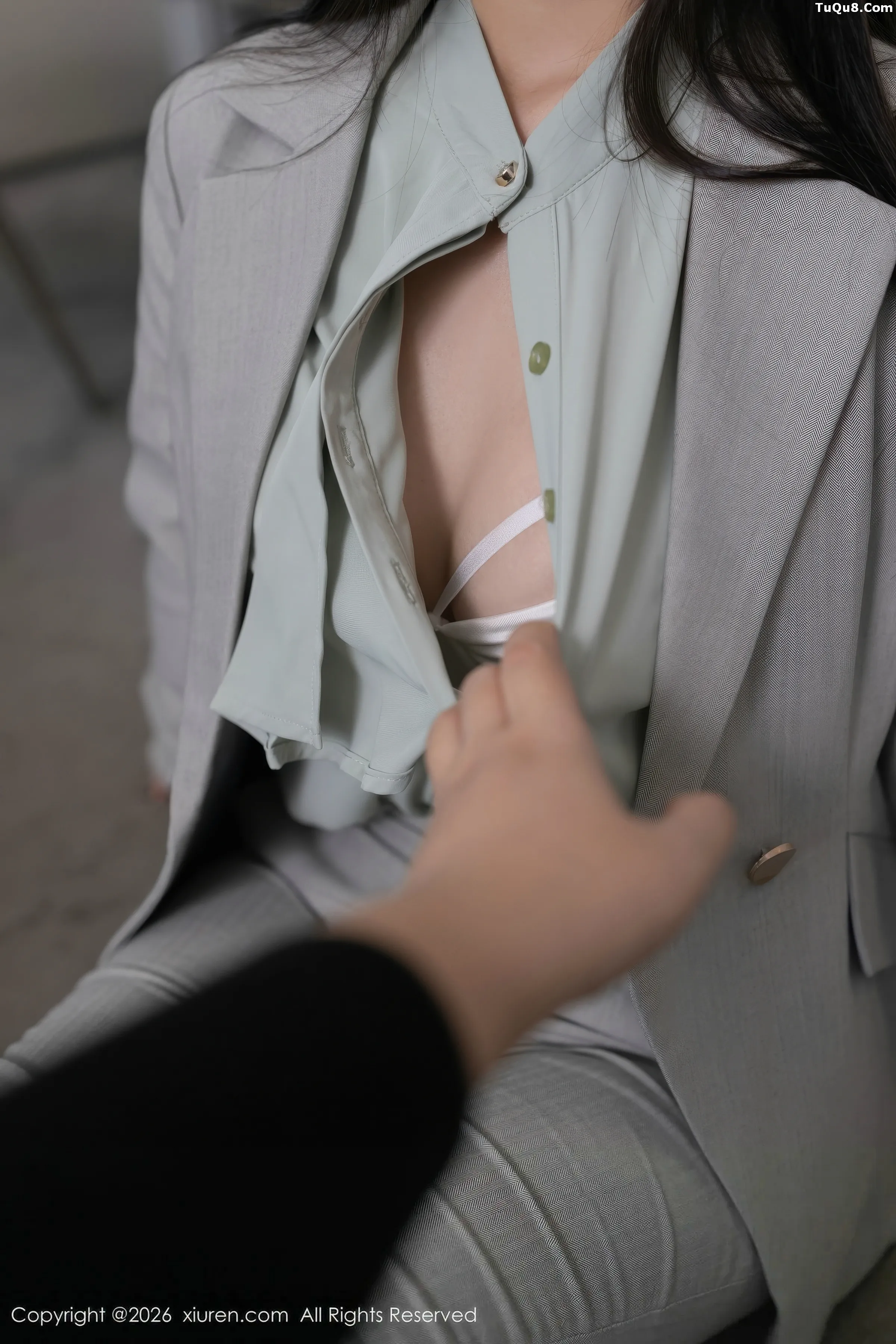   [XiuRen]高清写真图 2026.01.28 No.11285 杏子Yada 性感OL服饰第15张图片