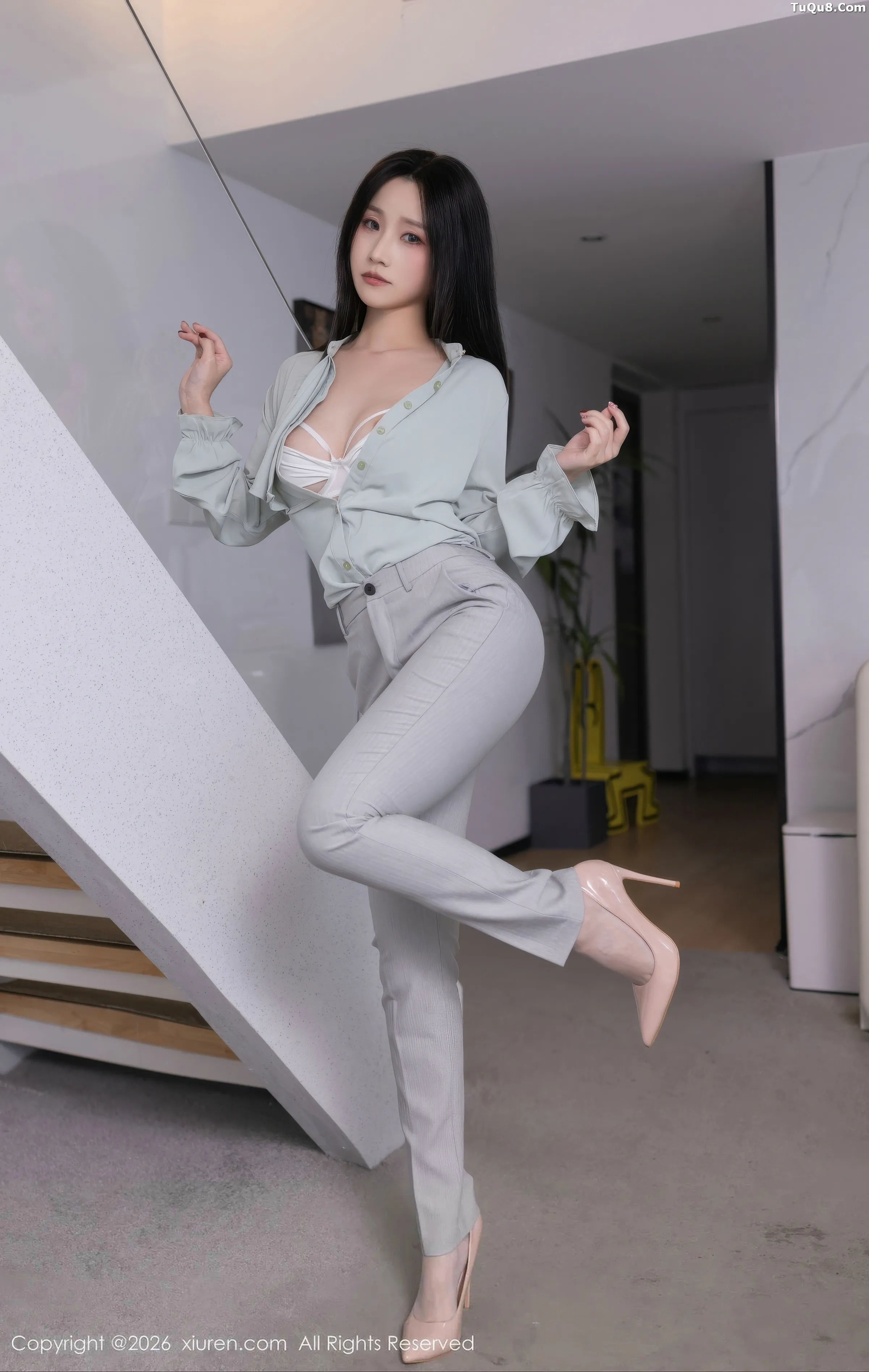   [XiuRen]高清写真图 2026.01.28 No.11285 杏子Yada 性感OL服饰第18张图片