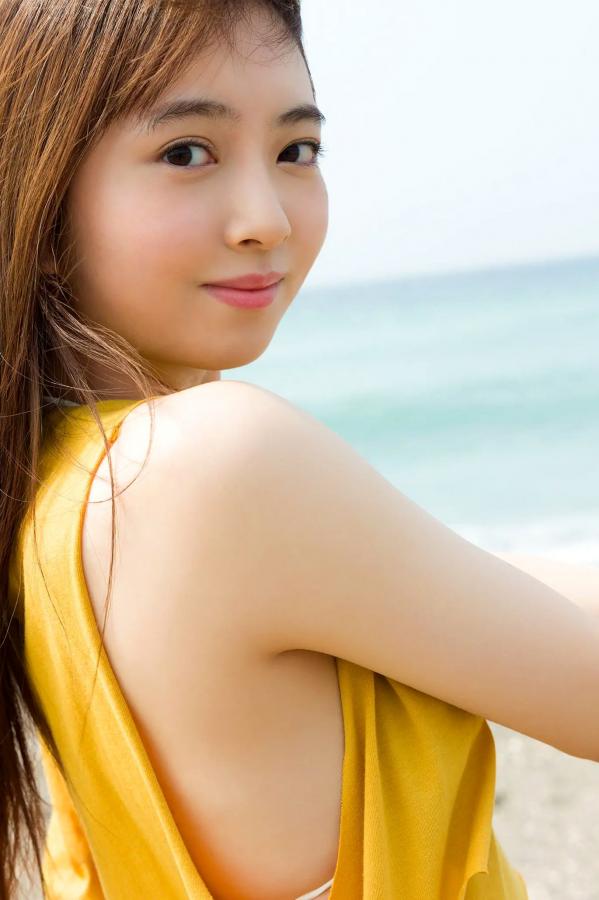   塚田百々日系清纯比基尼写真：阳光草坪与私房治愈美少女[35P]第2张图片