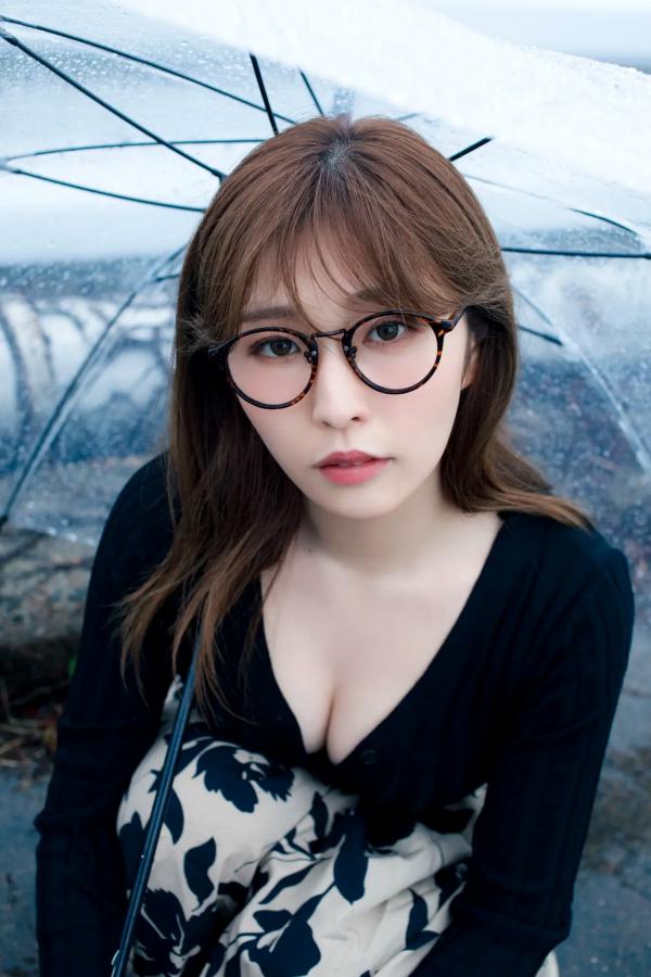   花雨 - 雨の音花の賑わい 雨中街头车内性感眼镜美少女写真 [54P]第2张图片