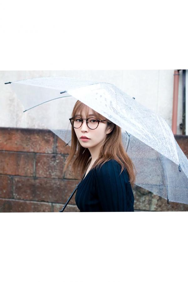   花雨 - 雨の音花の賑わい 雨中街头车内性感眼镜美少女写真 [54P]第4张图片