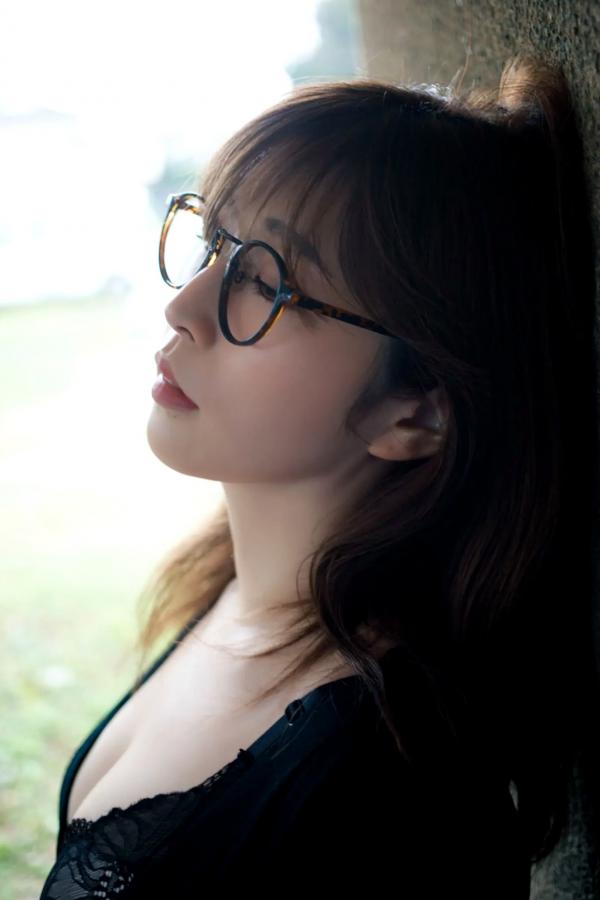  花雨 - 雨の音花の賑わい 雨中街头车内性感眼镜美少女写真 [54P]第5张图片