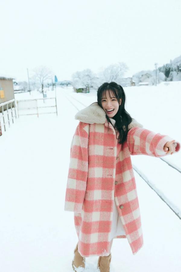   葉月くれあ - ヤンマガアザーっす！雪景比基尼清纯性感写真 [54P]第9张图片