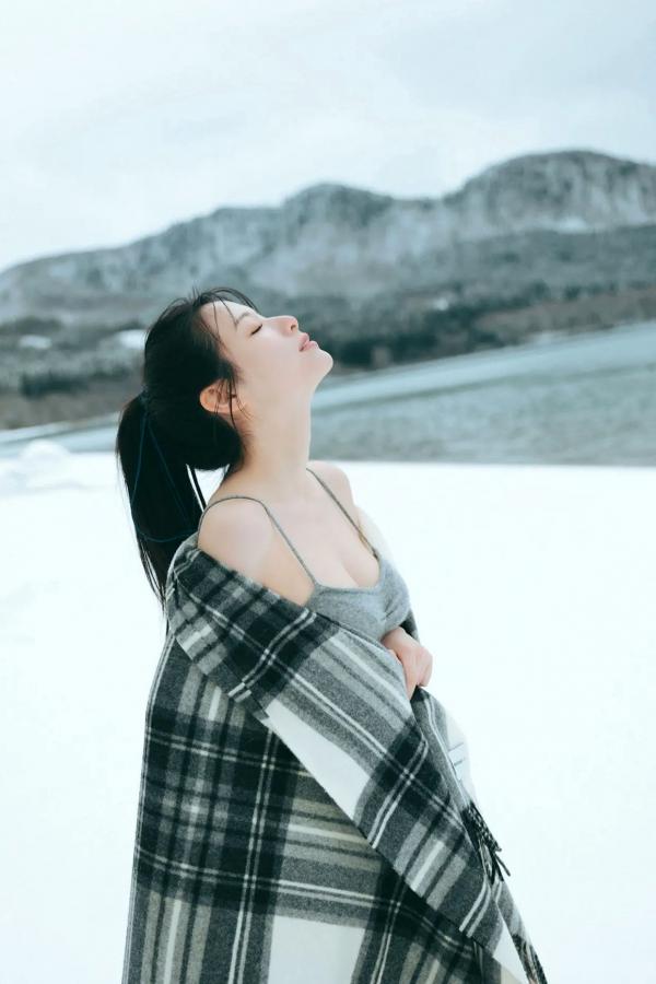   葉月くれあ - ヤンマガアザーっす！雪景比基尼清纯性感写真 [54P]第16张图片
