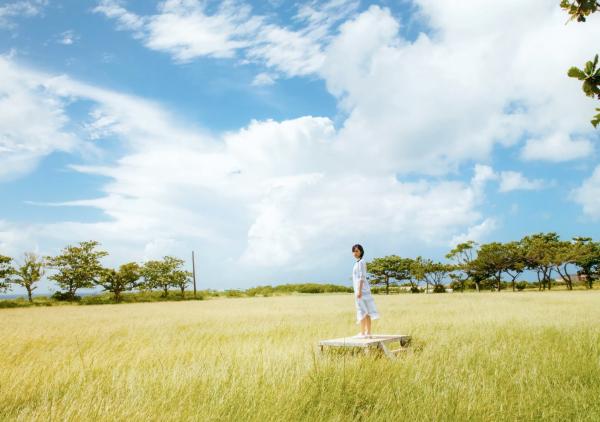    賀喜遥香 - まっさら [117P] 纯白比基尼海滩度假与都市清新街拍写真第42张图片
