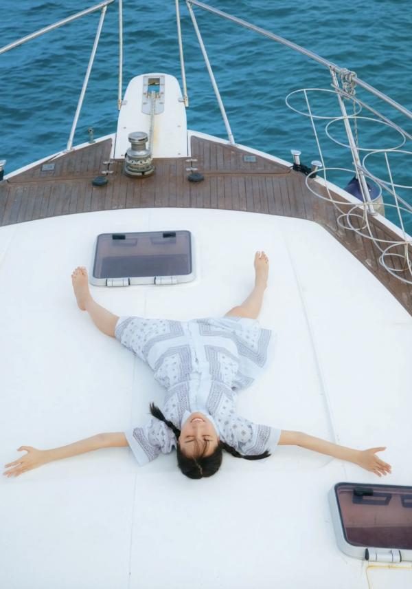    賀喜遥香 - まっさら [117P] 纯白比基尼海滩度假与都市清新街拍写真第97张图片
