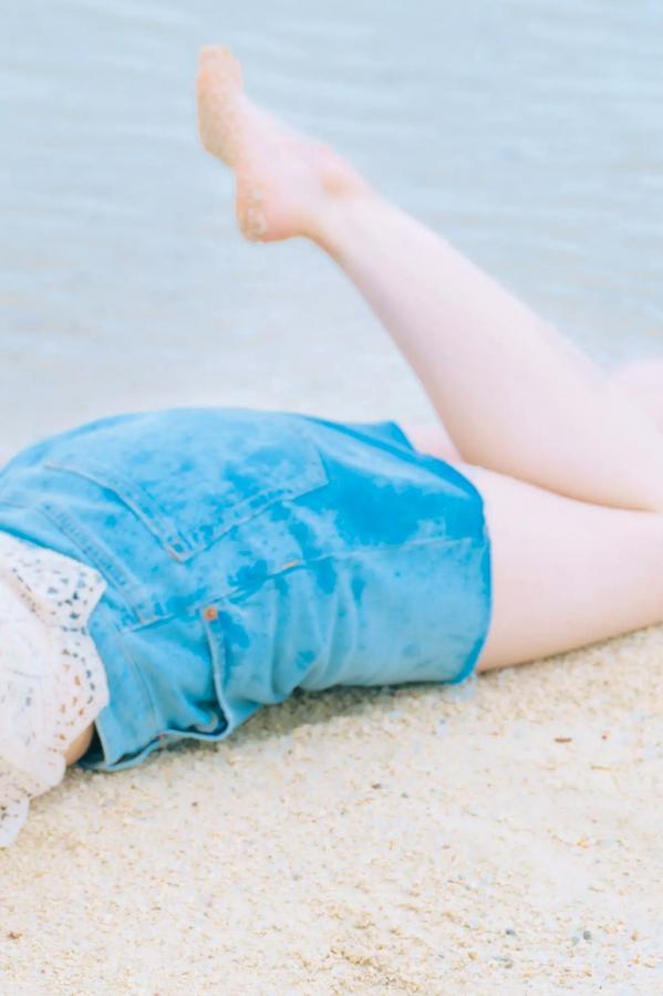    伊達さゆり写真集《あしあと》：清纯治愈系家居与沙滩戏水写真 [109P]第67张图片
