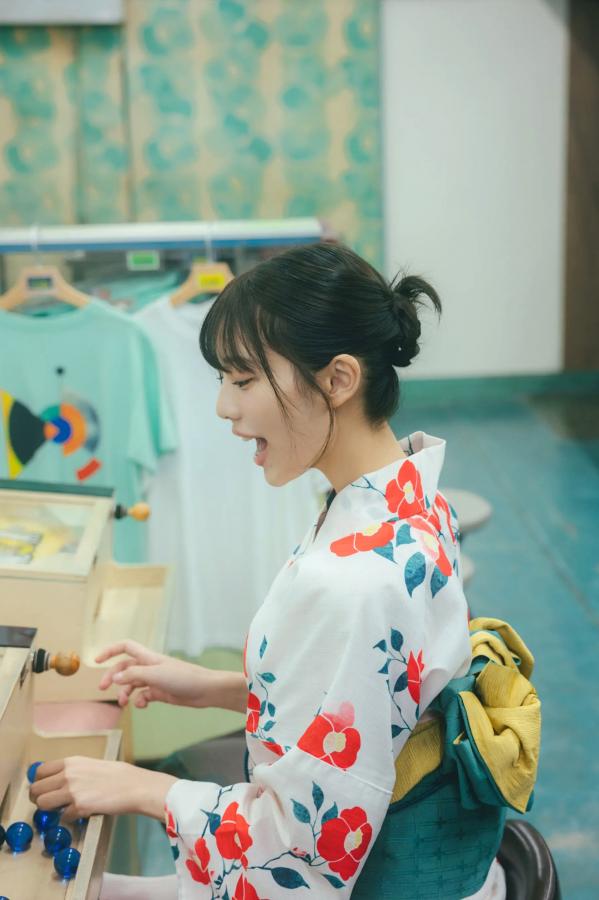   菊地姫奈 - カレンダーブック2026 [29P] 泳池比基尼与和服清新性感写真第24张图片