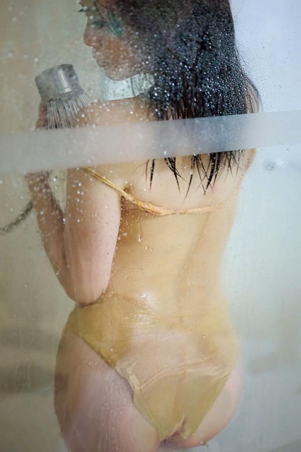   宮田愛萌 - Lilas写真集 [152P]：日本女神浴室湿身私房诱惑与清纯家居写真第31张图片