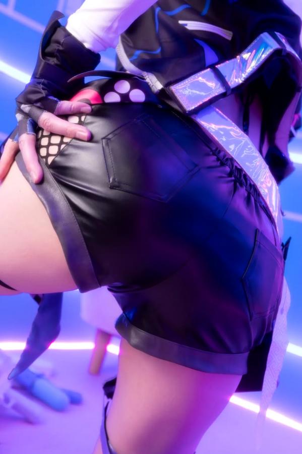   [Cosplay] Atsuki あつき 崩坏星穹铁道银狼流萤兔女郎性感角色扮演写真第67张图片