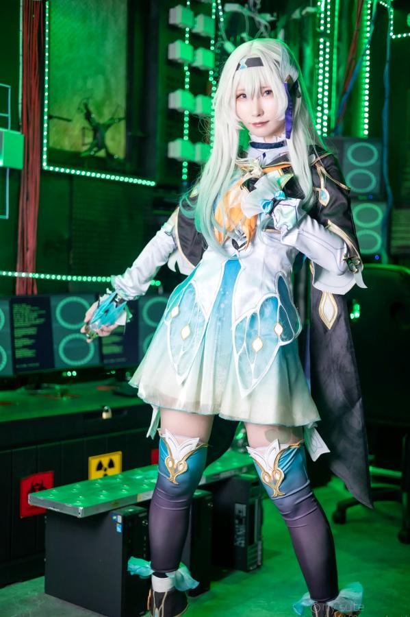   [Cosplay] Atsuki あつき 崩坏星穹铁道银狼流萤兔女郎性感角色扮演写真第267张图片