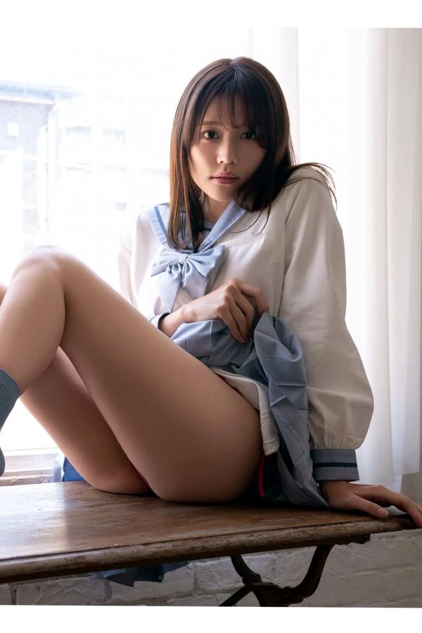   小日向ゆか - 恋愛の模範解答：日系清纯校服与性感比基尼写真第9张图片
