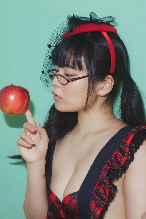   東雲うみ - 水果与眼镜性感写真 日本水手服眼镜娘内衣诱惑大尺幅第41张图片