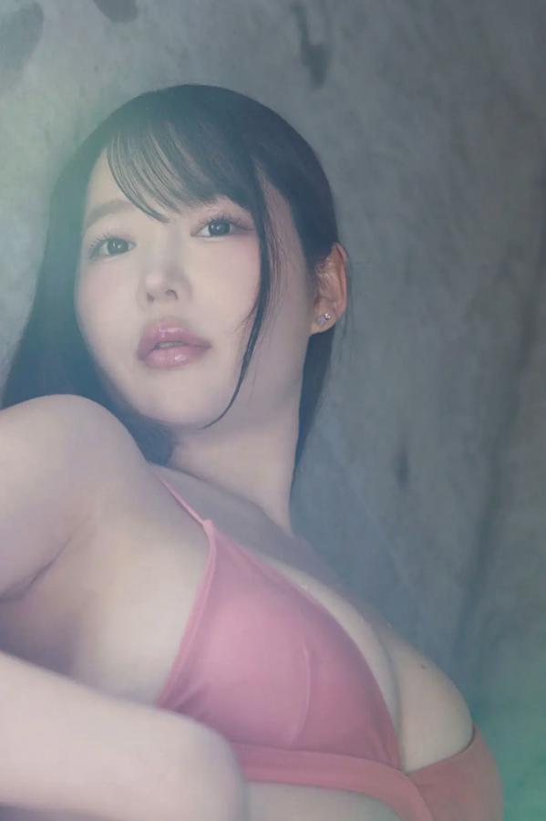   桃白美沙 - 多彩：红色连体衣诱惑与清纯户外性感写真第34张图片