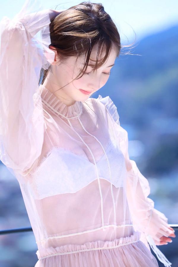   菜那セシル《淡く、ほのかに。》日本美少女户外薄纱与浴室比基尼写真第4张图片