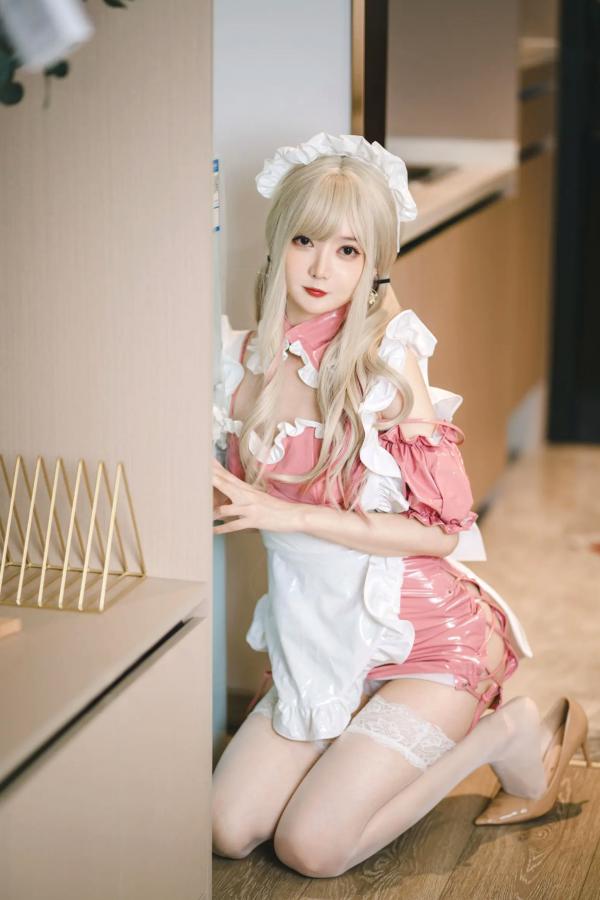   51酱 - 可爱女仆粉色制服私房照 居家美腿丝袜角色扮演第3张图片