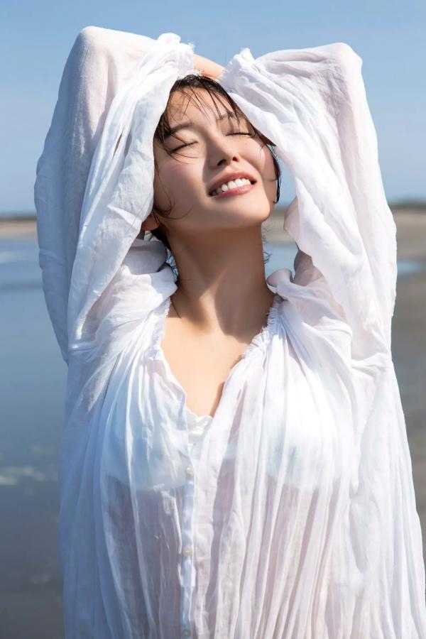   志田音々 - 泳池湿身比基尼写真 治愈系清纯女神阳光图集第50张图片