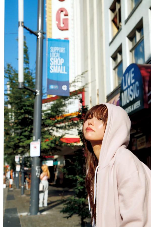   《本郷柚巴 - いつのまに、》日本性感写真 湿身诱惑与户外丰满美姿第18张图片
