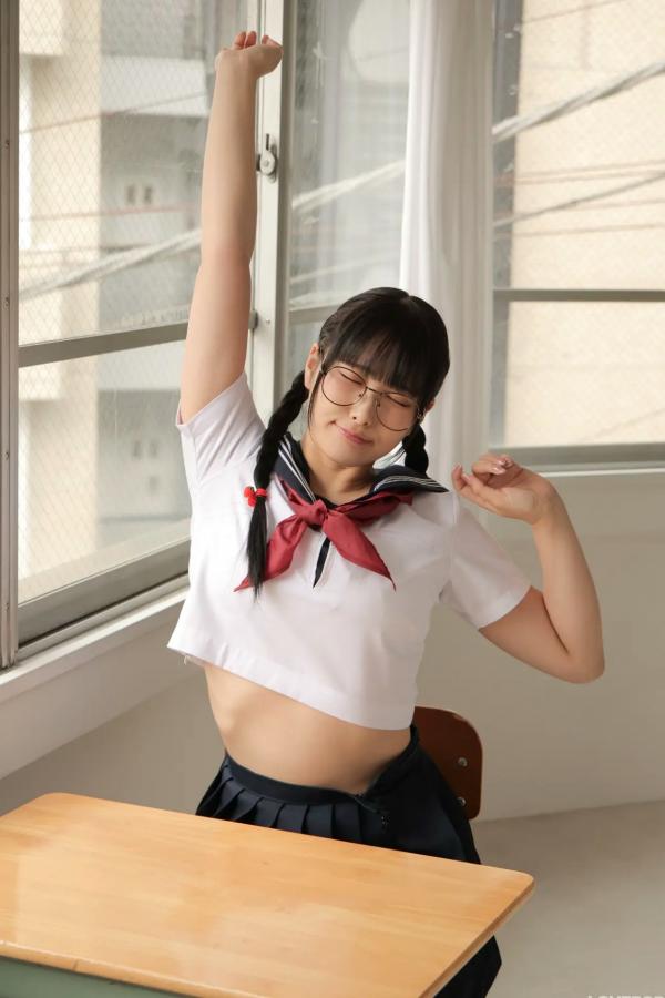   [LOVEPOP] Marina Asakawa 浅川まりな Photoset 02 日系眼镜水手服清纯校服美腿写真第12张图片