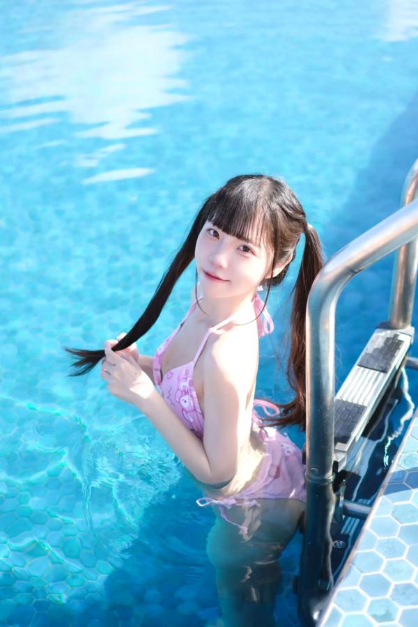   可可小白兔《愛慾流淌的小旅行》海景阳台粉色比基尼与清纯私房写真第21张图片