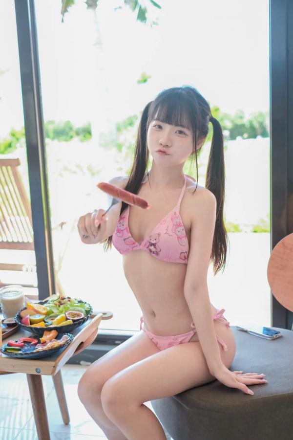   可可小白兔《愛慾流淌的小旅行》海景阳台粉色比基尼与清纯私房写真第52张图片