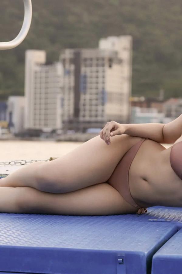    本郷柚巴 - NEW ME 阳光沙滩黄色比基尼性感海边写真第90张图片