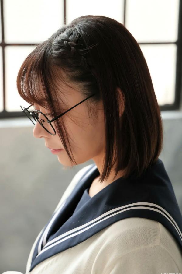    [LOVEPOP] Yui Kohinata 小日向結衣 Photoset 05 日系水手服眼镜妹 清纯校服美腿写真第3张图片