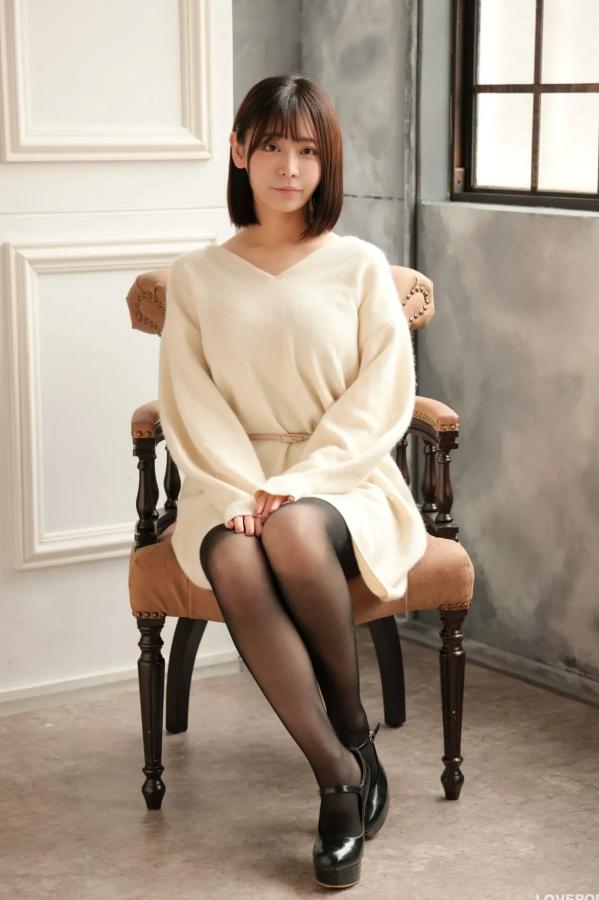   [LOVEPOP] Yui Kohinata 小日向結衣 Photoset 01 暖系毛衣搭配魅惑黑丝美腿私房写真第1张图片