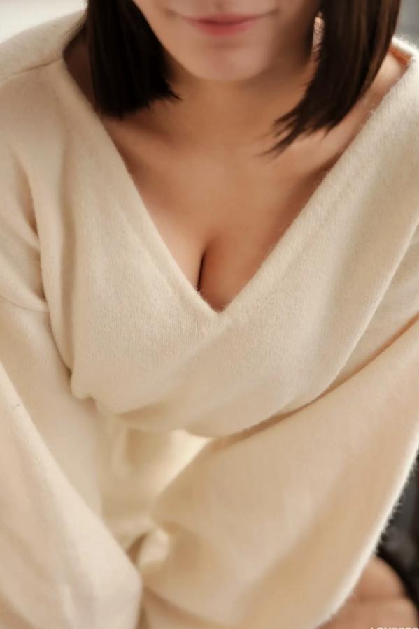   [LOVEPOP] Yui Kohinata 小日向結衣 Photoset 01 暖系毛衣搭配魅惑黑丝美腿私房写真第17张图片