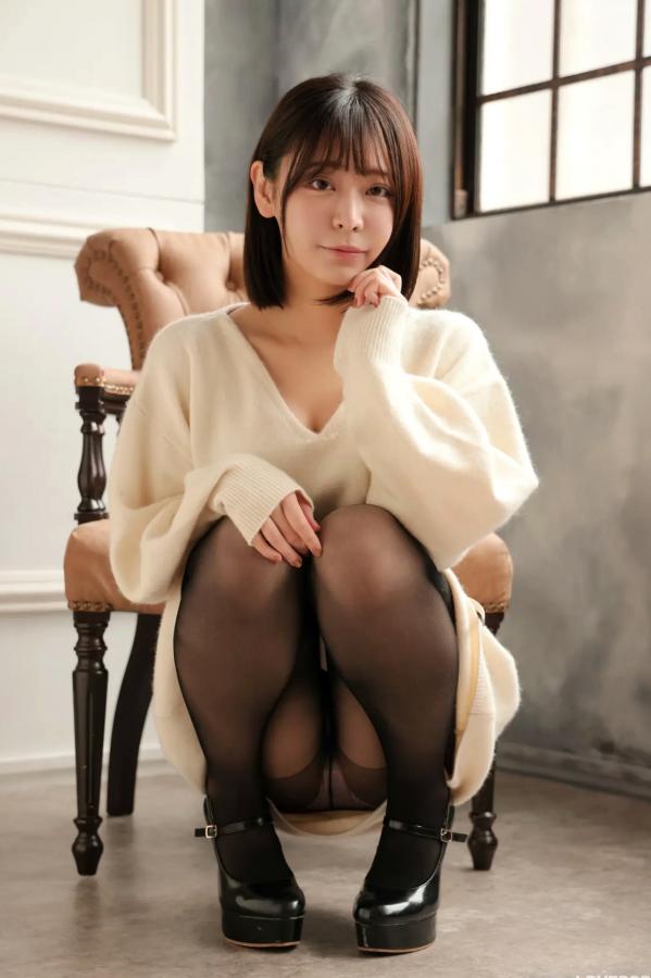   [LOVEPOP] Yui Kohinata 小日向結衣 Photoset 01 暖系毛衣搭配魅惑黑丝美腿私房写真第20张图片