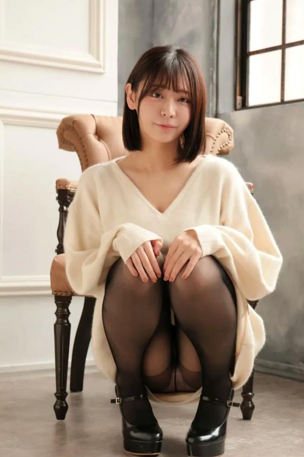   [LOVEPOP] Yui Kohinata 小日向結衣 Photoset 01 暖系毛衣搭配魅惑黑丝美腿私房写真第22张图片