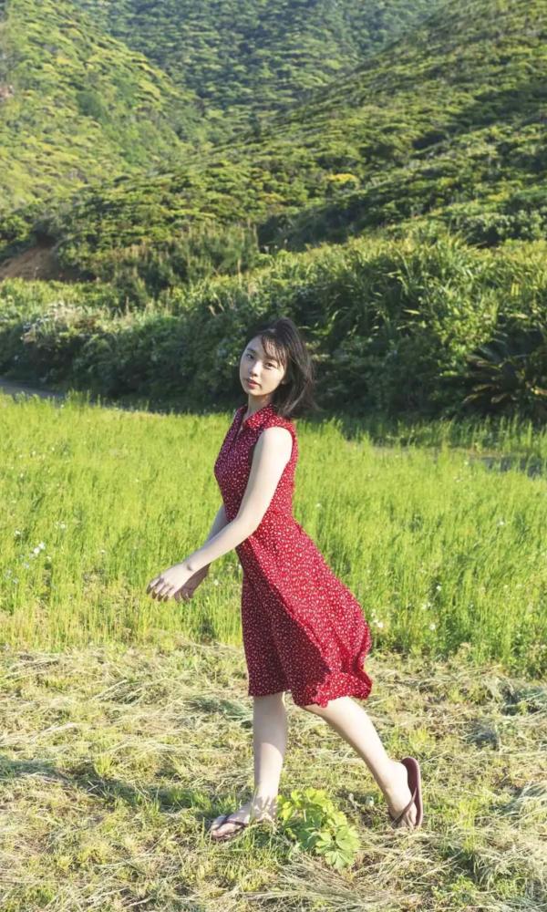    《菊地姫奈 - 好きになる旅～prologue～》海边沙滩比基尼与清纯家居写真集第5张图片