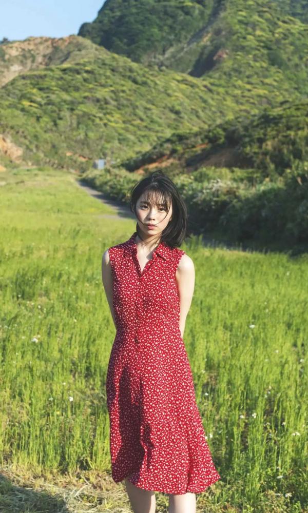    《菊地姫奈 - 好きになる旅～prologue～》海边沙滩比基尼与清纯家居写真集第6张图片