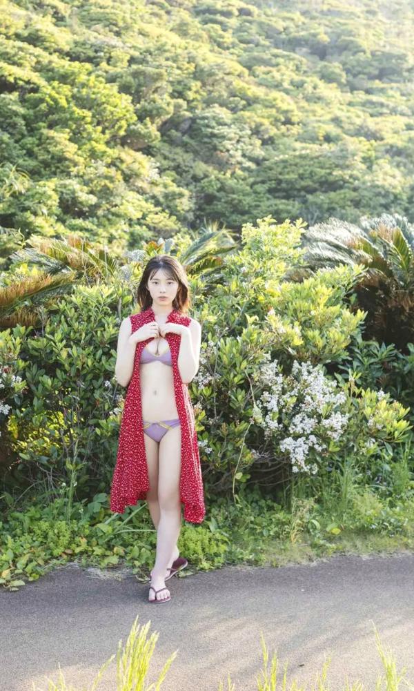    《菊地姫奈 - 好きになる旅～prologue～》海边沙滩比基尼与清纯家居写真集第8张图片