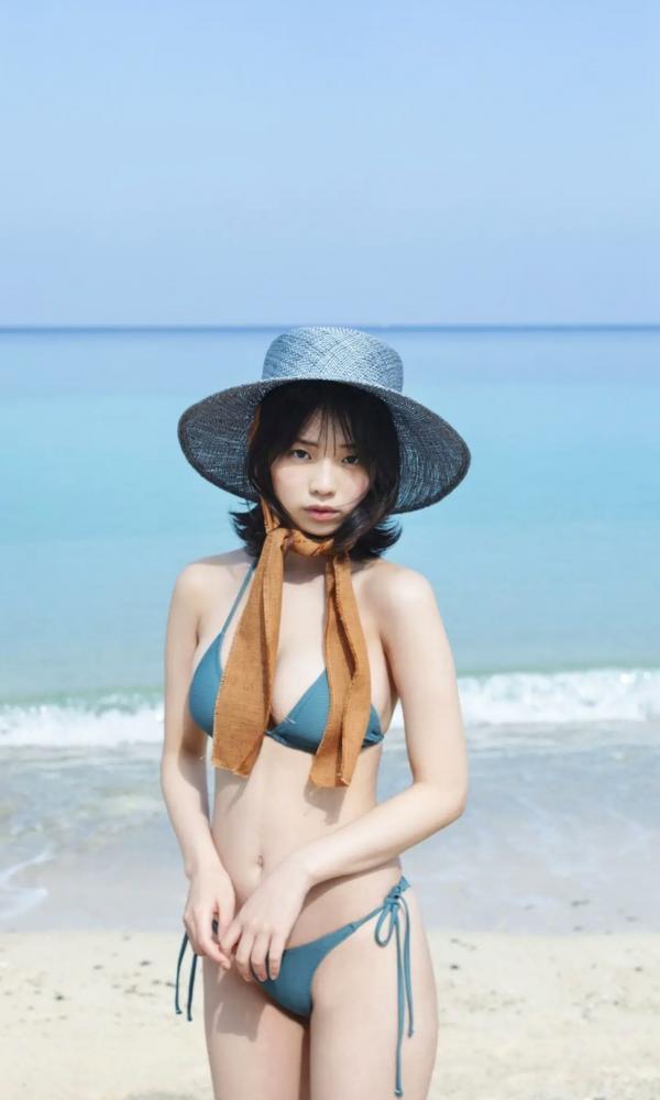    《菊地姫奈 - 好きになる旅～prologue～》海边沙滩比基尼与清纯家居写真集第16张图片