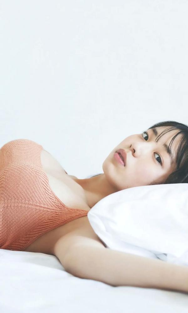    《菊地姫奈 - 好きになる旅～prologue～》海边沙滩比基尼与清纯家居写真集第31张图片