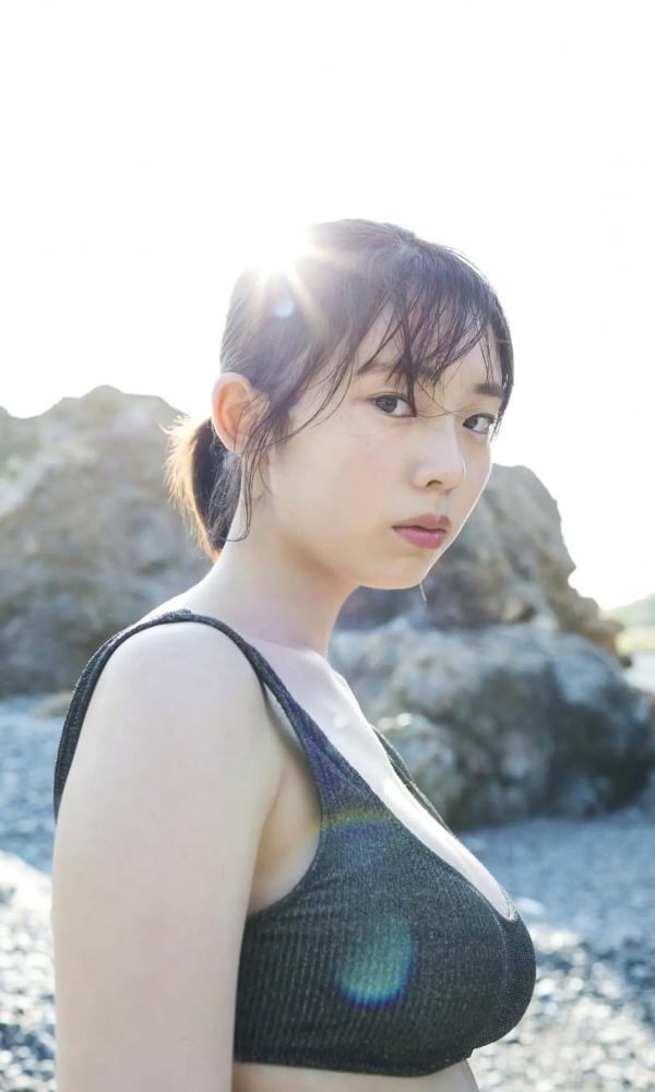    《菊地姫奈 - 好きになる旅～prologue～》海边沙滩比基尼与清纯家居写真集第34张图片