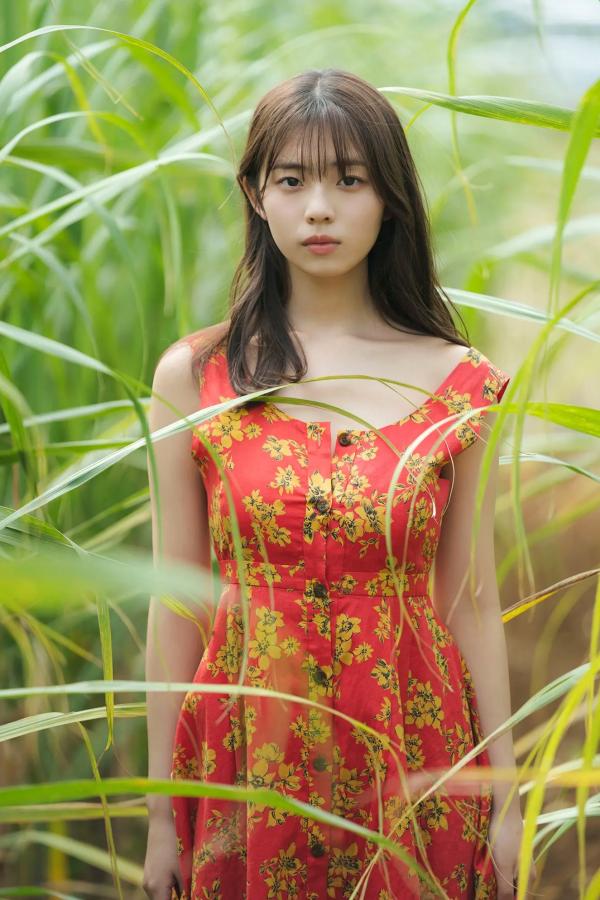    《菊地姫奈 - ヤンマガアザーっす！》日系榻榻米私房性感写真 清纯童颜与火辣身材第36张图片