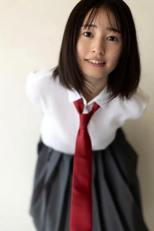    白濱美兎 - 稍显成熟的微熟性感 日系清纯校服与吊带写真第2张图片